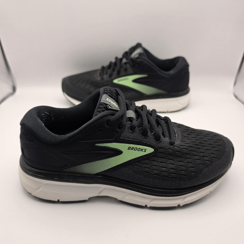 Brooks Dyad 11 Shoes Size 6 Wide